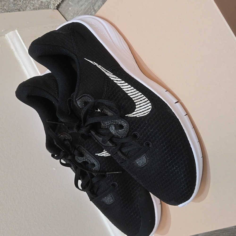 Nike Womens - Size 9.5-Experience Run 11